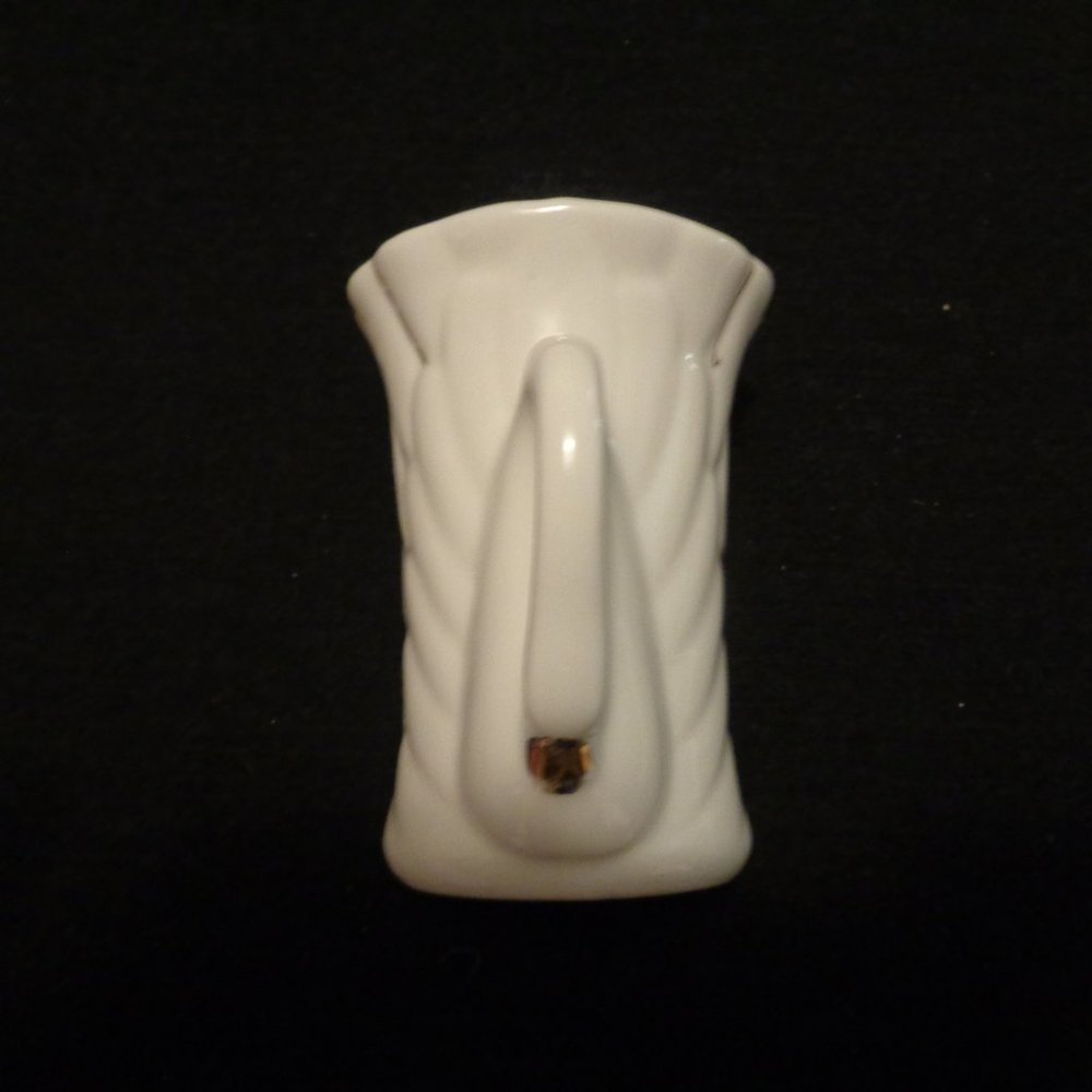 VINTAGE BEAUTIFUL SWAN POTTERY CUP
